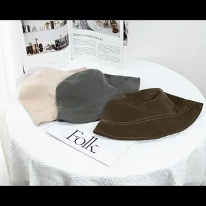 Détails de bobs aux couleurs neutres avec coutures renforcées et texture en toile coton