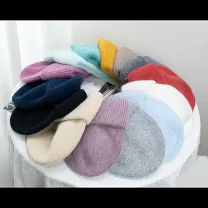 Gorros de punto de pelo de conejo gruesos en varios colores dispuestos en círculo de invierno
