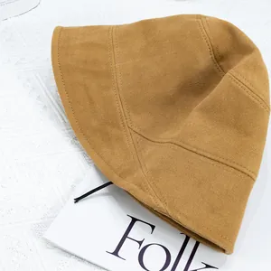 Détail d'un chapeau bob jaune moutarde en coton avec coutures de qualité sur textile