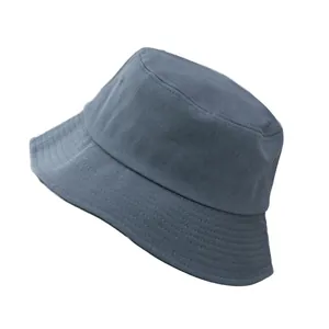 Chapeau bob en coton bleu classique avec coutures fines sur le bord, style épuré