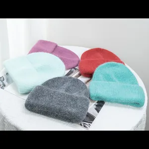 Detalle de gorros de punto grueso multicolor con textura suave de lana de conejo