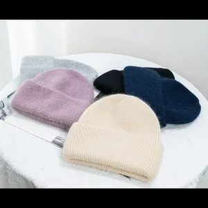 Detalle de gorros de punto de conejo suave con textura acanalada y material afelpado