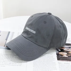 Vue détaillée de la casquette gris foncé avec broderie Awesome en relief et sergé de coton