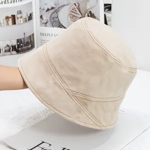 Détail du chapeau bob en velours côtelé beige montrant les coutures et la texture douce