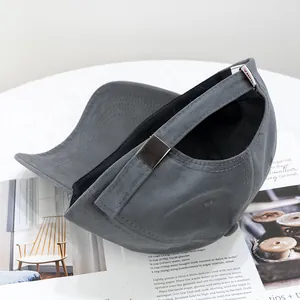 Casquette de baseball en coton gris foncé avec boucle réglable sur un magazine
