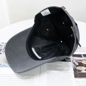 Vue détaillée de l'intérieur d'une casquette en coton gris foncé avec doublure en maille