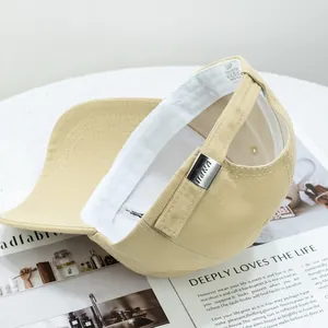 Gros plan détaillé d'une casquette 100% coton avec boucle métallique et coutures soignées