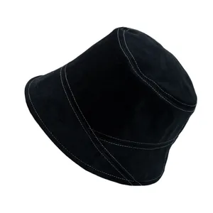 Bob classique noir avec surpiqûres blanches contrastées en sergé de coton de qualité supérieure