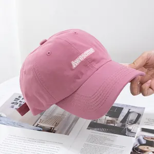 Détail de la casquette de baseball en coton rose poudré avec broderie Awesome 3D et visière
