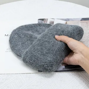 Vista detallada del gorro de peluche gris oscuro que muestra la suave textura del pelo