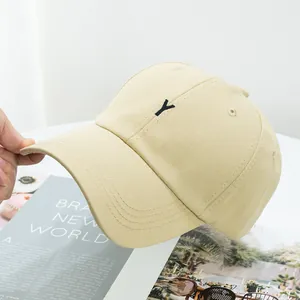 Détail de la lettre Y brodée noire sur une casquette de baseball beige en sergé de coton