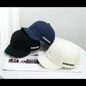 Berretti a tesa corta neri, blu navy e beige con dettaglio cinturino 'CONTROL' laterale
