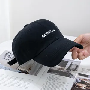 Détail de la casquette noire en coton avec broderie Awesome blanche sur magazine