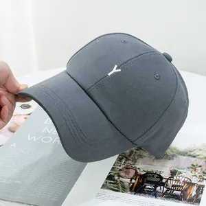 Détail macro de la broderie lettre Y blanche sur casquette de baseball gris foncé