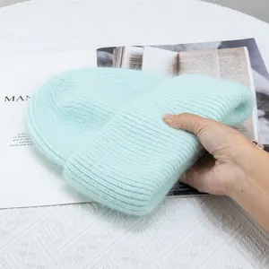 Detalle del gorro de punto verde menta de pelo de conejo con textura suave y gruesa