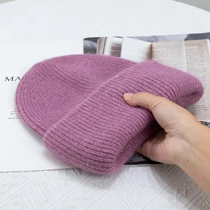 Primer plano del gorro de punto morado que muestra la textura acanalada y lana de calidad