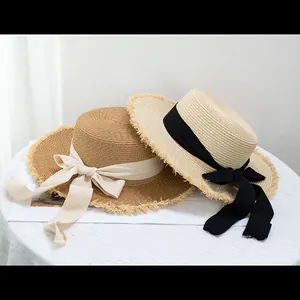 Chapeaux de paille à sommet plat avec bords effilochés et rubans à nœuds beige et marron