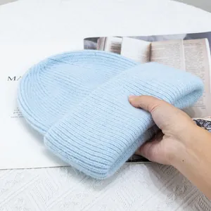 Primer plano de gorro de punto azul suave con textura afelpada y dobladillo acanalado