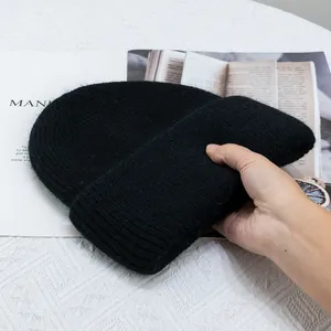 Primer plano del gorro de punto grueso de pelo de conejo negro con textura suave