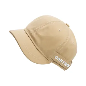 Berretto da baseball kaki in cotone a tesa corta con ricamo CONTROL laterale su bianco