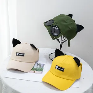 Detalle de orejas de gato creativas y parche artesanal en gorras de algodón con gafas