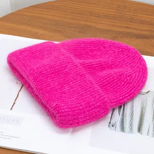 Primer plano del gorro rosa brillante que muestra su suave textura de punto y borde grueso