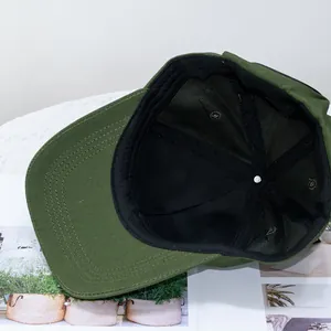 Vista detallada del interior de la gorra de béisbol verde militar con forro negro