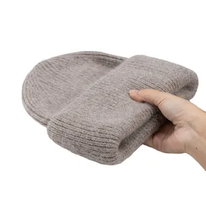 Gorro grueso de pelo de conejo avena con textura de lana suave y detalle de borde enrollado