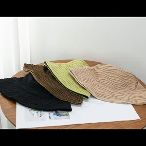 Makroansicht von Wende-Fischerhüten mit einzigartiger Wellenstruktur in diversen Farben