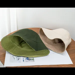 Detail der doppellagigen Wellenstruktur in Fischerhüten aus Baumwolle in Grün und Beige