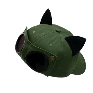Gorra de béisbol verde militar con orejas de gato negras y gafas de aviador