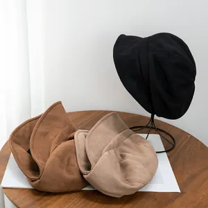Chapeaux bob vintage en daim pour femmes en noir, beige et marron sur une table en bois