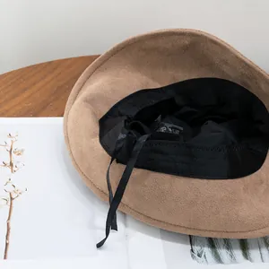 Chapeau cloche élégant en daim kaki pour femme avec ruban intérieur réglable et texture douce