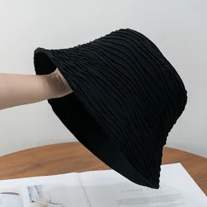 Detailaufnahme eines schwarzen Fischerhutes mit einzigartiger Wellenstruktur und Minimalismus