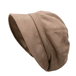 Détail du chapeau bob en daim kaki montrant la texture douce du tissu et les coutures