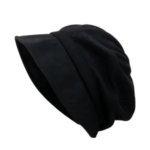 Détail du chapeau cloche vintage noir en daim avec plis élégants et texture épaisse