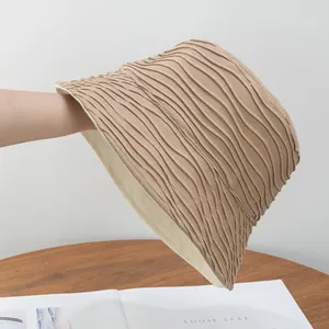 Detailaufnahme des beige Anglerhuts mit gewelltem Stoff und modischen Falten