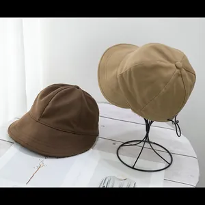 Cappelli invernali in finta pelle scamosciata con fodera sherpa e coulisse regolabile