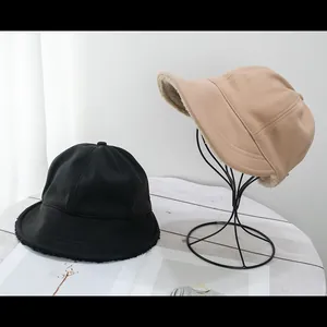 Dettaglio di cappelli invernali caldi con fodera in morbida ecopelliccia bianca