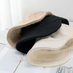 Dettaglio della spessa fodera in lana d'agnello nei cappelli kaki, neri e beige