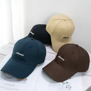 Cuatro gorras de béisbol de algodón con bordado chance sobre una mesa blanca limpia