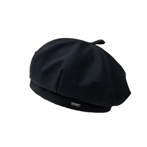 Béret noir en laine pour femme avec logo argenté et design japonais minimaliste