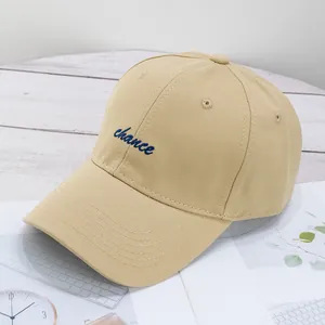 Detalle de la gorra de sarga de algodón caqui con bordado azul de chance