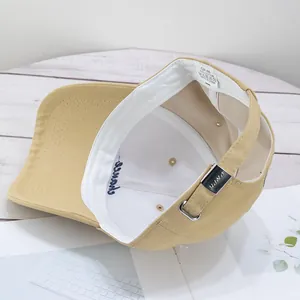 Detalle de gorra de algodón caqui que muestra el forro interior y la hebilla de ajuste de metal