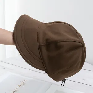 Dettaglio cappello invernale marrone con fodera in pile di agnello e cordino regolabile