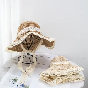 Chapeaux de paille avec bordure en dentelle et lacets en marron et beige pour plage