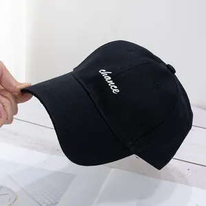 Primer plano del bordado chance en gorra de algodón negra con visera curvada