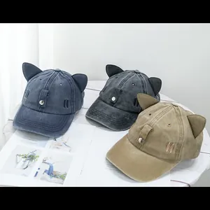 Détail de casquettes de baseball à oreilles de chat en bleu marine, gris et kaki