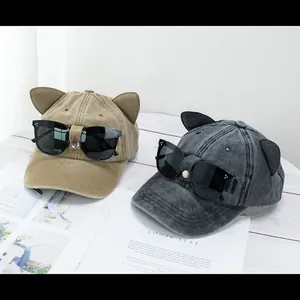 Détail de la casquette de baseball oreilles de chat avec lunettes aviateur et tissu rétro