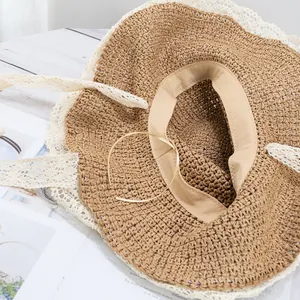 Détail d'un chapeau de paille avec bordure en dentelle blanche et bande réglable